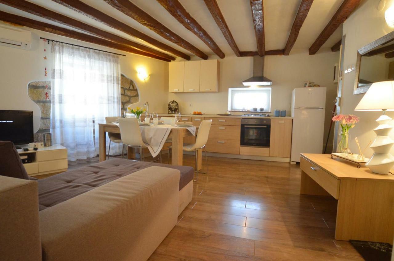 רוביני Apartment Eleni מראה חיצוני תמונה