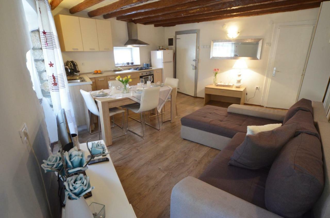 רוביני Apartment Eleni מראה חיצוני תמונה