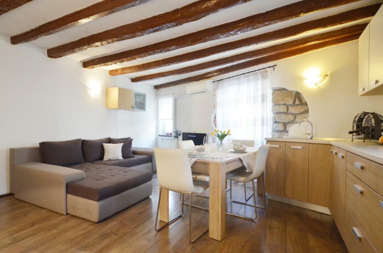רוביני Apartment Eleni מראה חיצוני תמונה